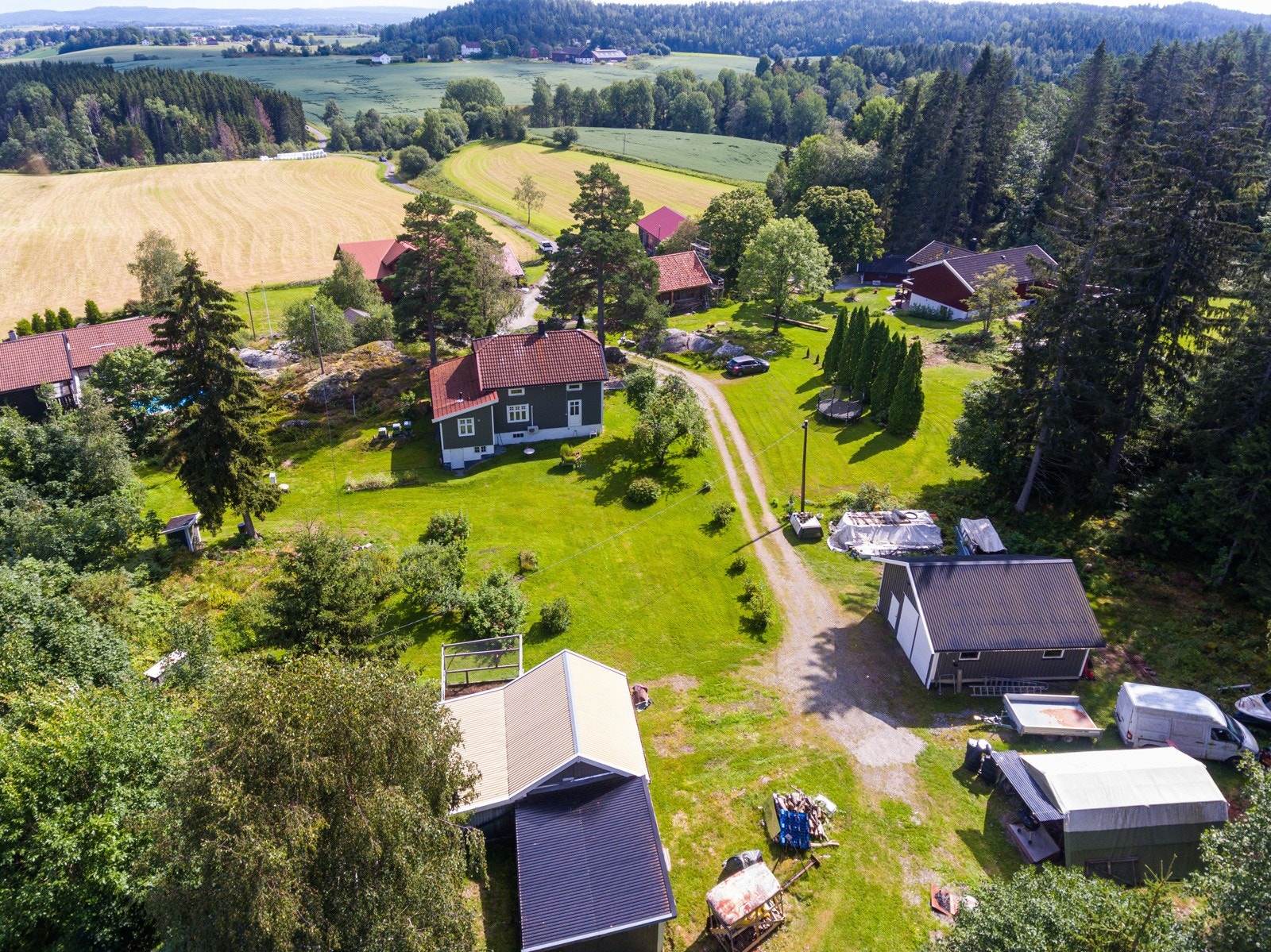 Huset er beliggende på en liten høyde som gir deg flott utsyn over Holtop tunet. Galleribilde