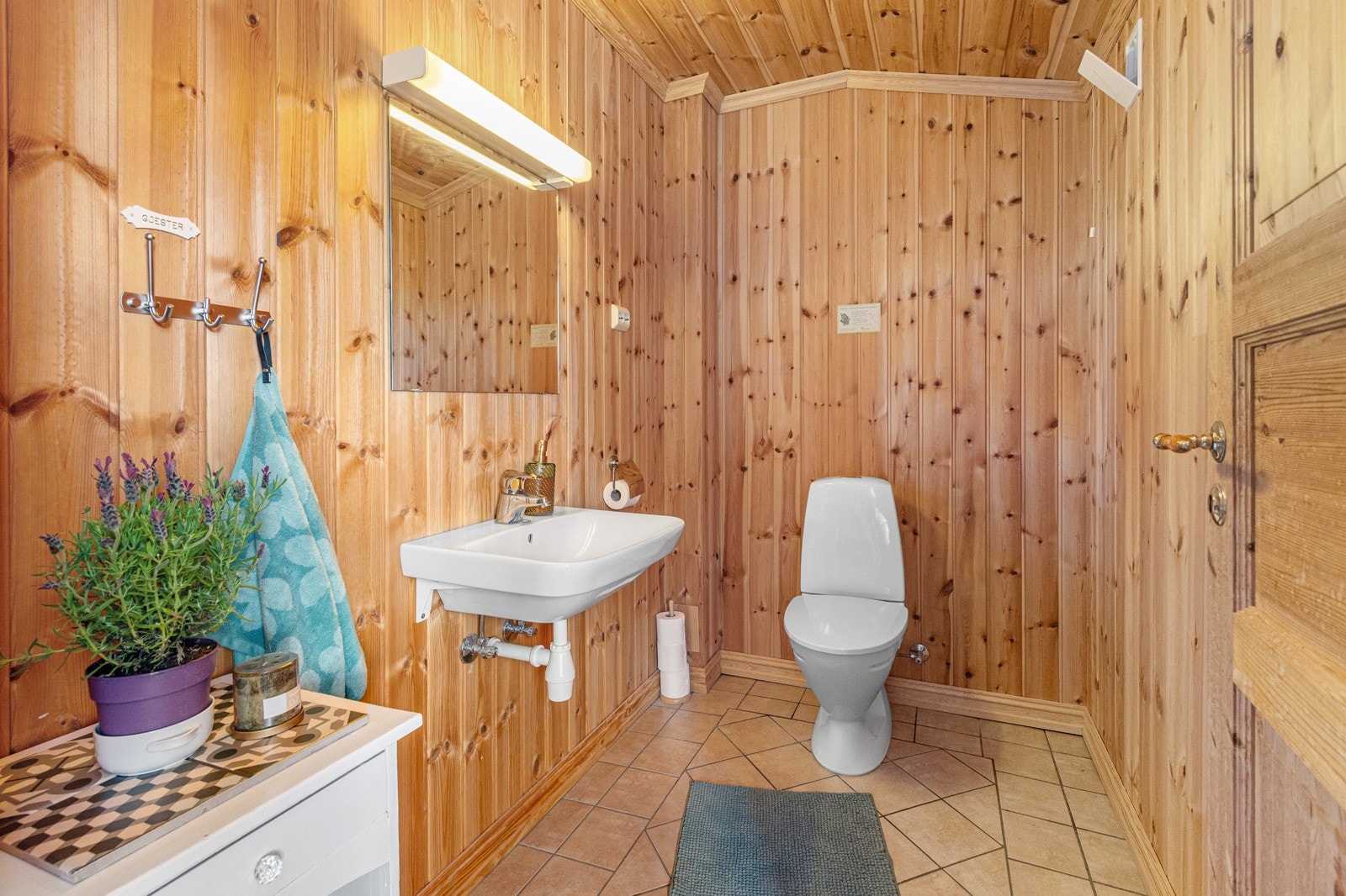 Eget wc rom er plassert ved siden av badet. Galleribilde
