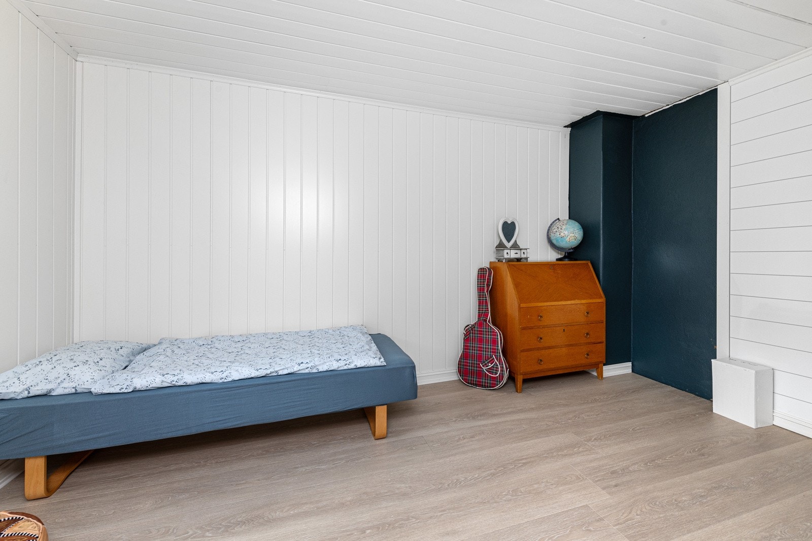 Soverom i 2. etasje har tidligere vært kjøkken. Opplegg for vann er kasset inn og ligger klart for å kunne bli tatt i bruk igjen. Galleribilde