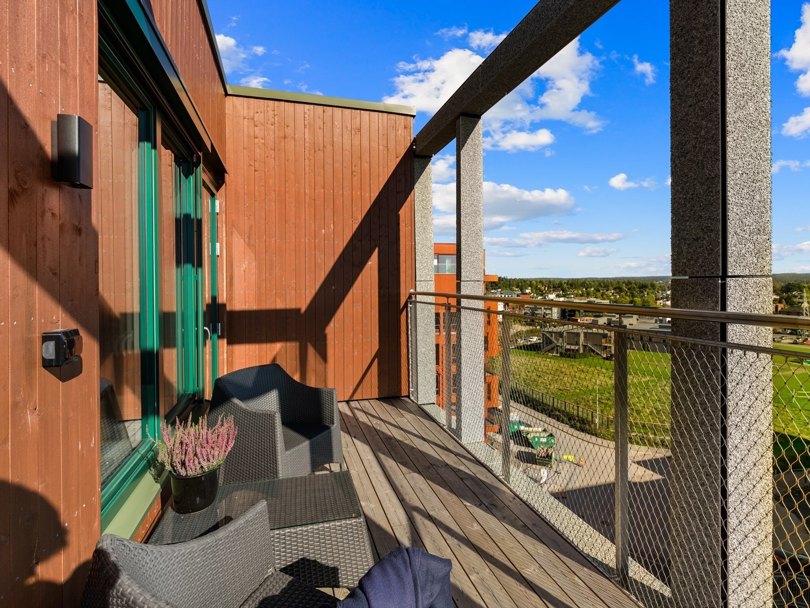 En av leiligheten tre balkonger (denne er fra stue) Galleribilde