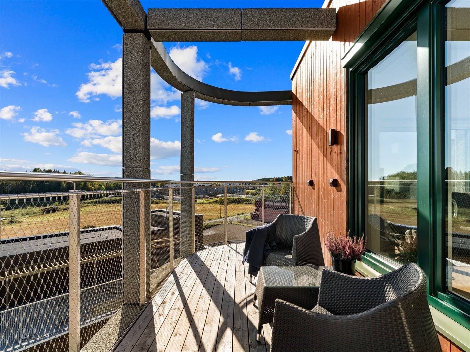 En av leiligheten tre balkonger (denne er fra stue) Galleribilde