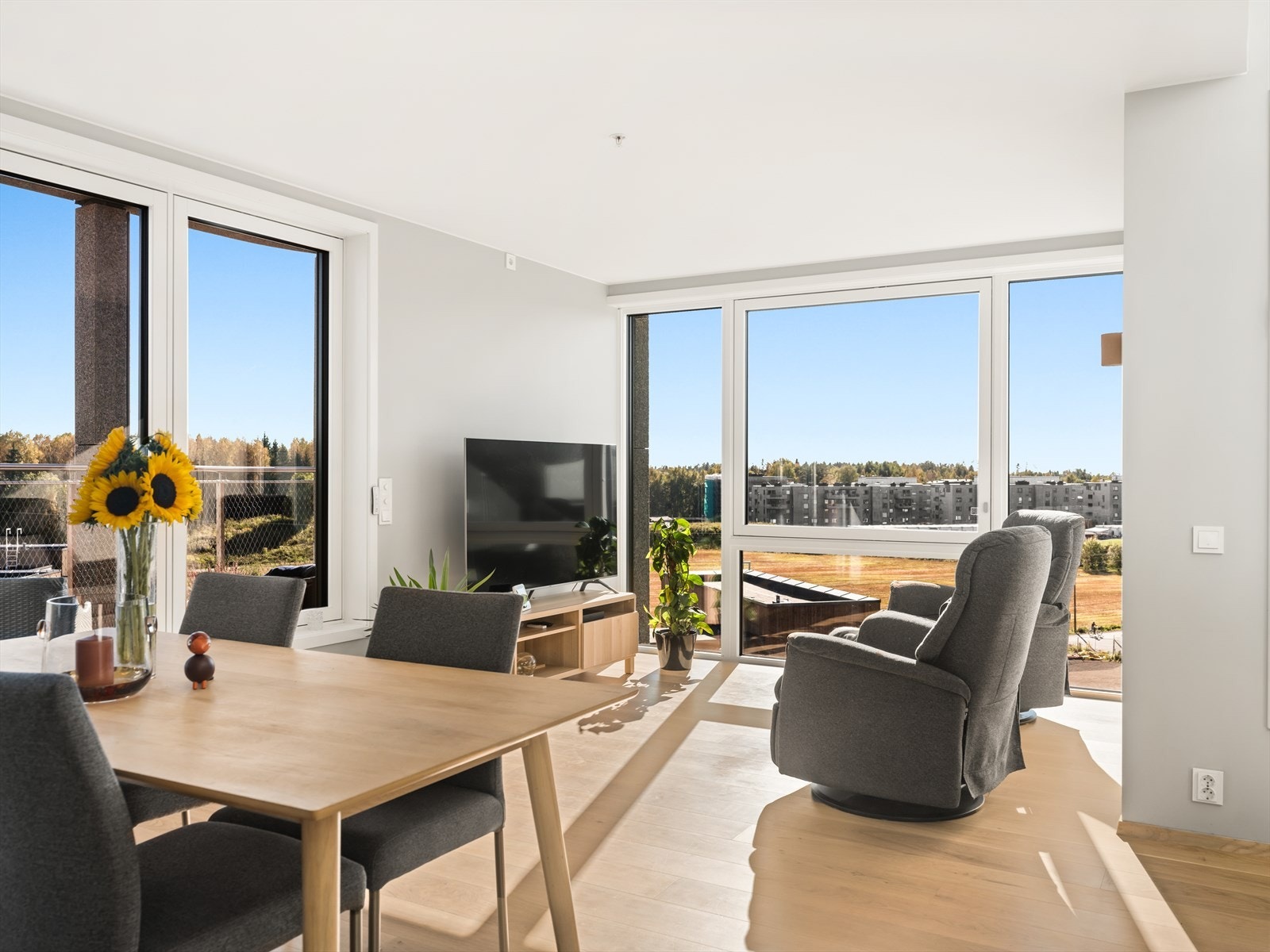 Spisestuen med TV-krok i bakgrunnen Galleribilde