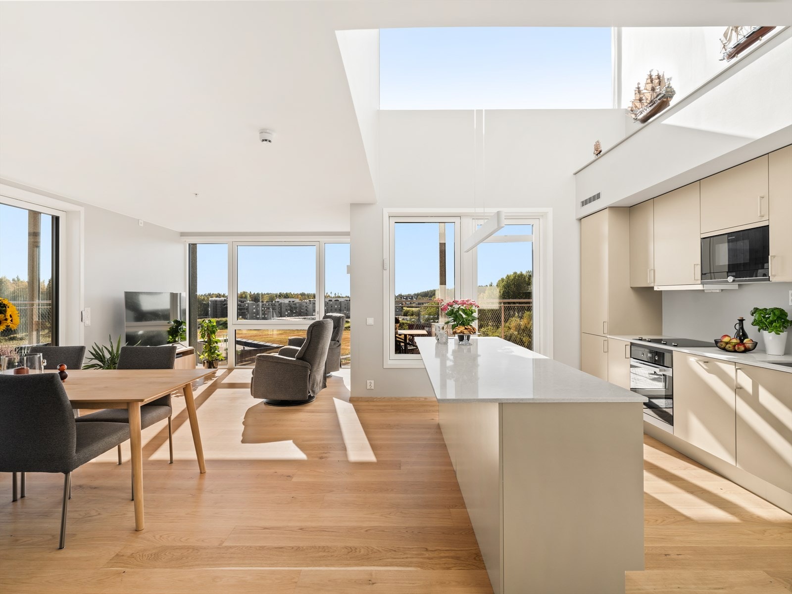 Kjøkken av høy kvalitet med stor takhøyde og overlys Galleribilde