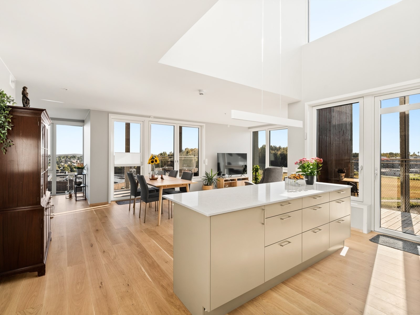 Kjøkken av høy kvalitet med stor takhøyde og overlys Galleribilde