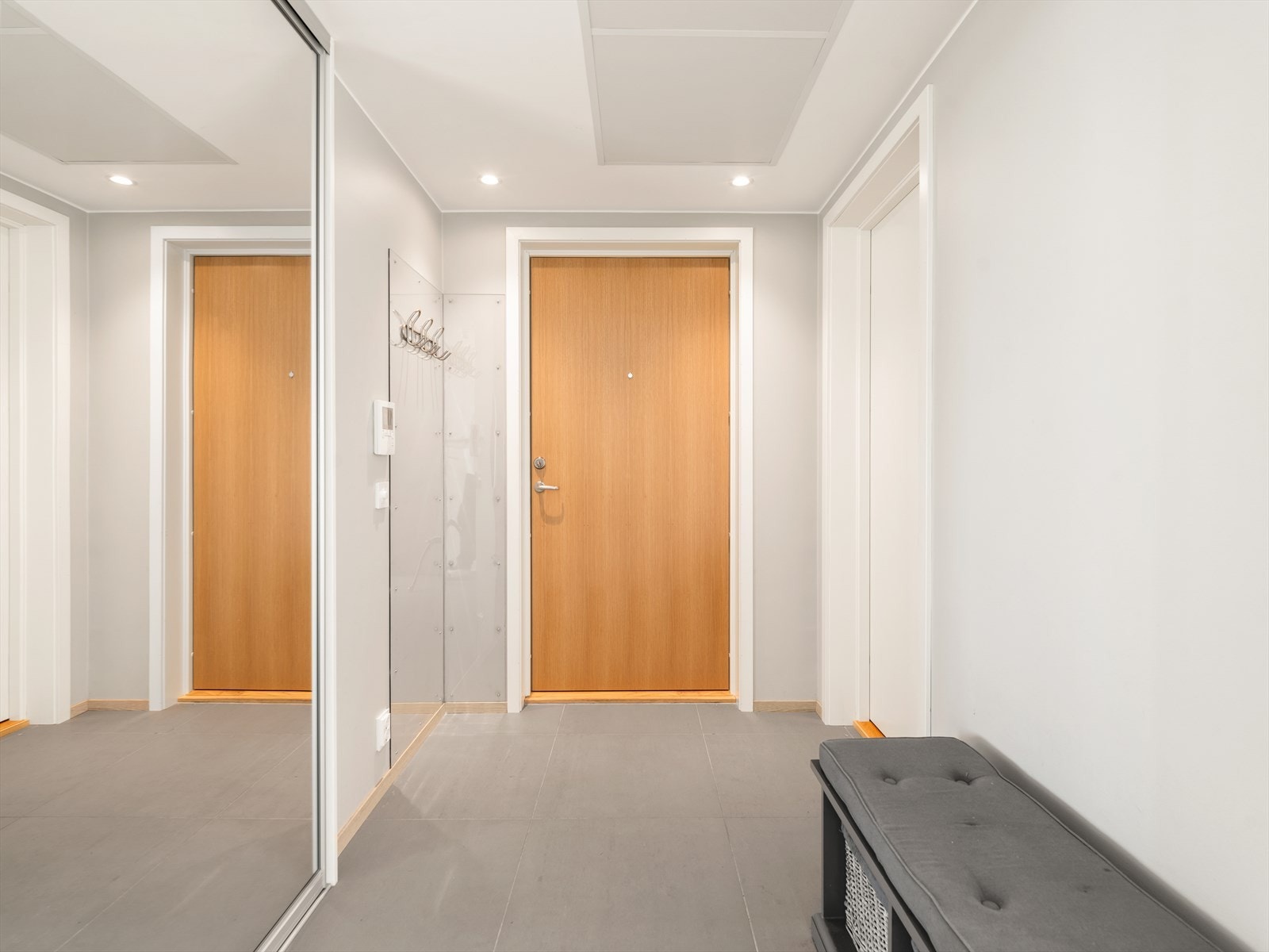 Entré med downlights og skyvedørsgarderobe Galleribilde