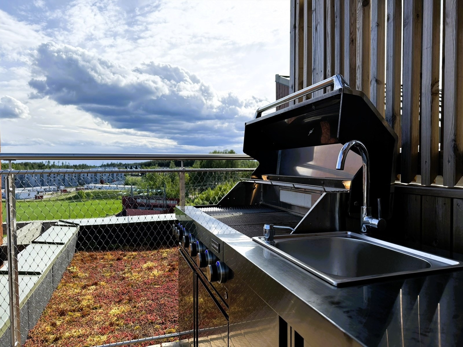 Utekjøkken med både grill og servant Galleribilde