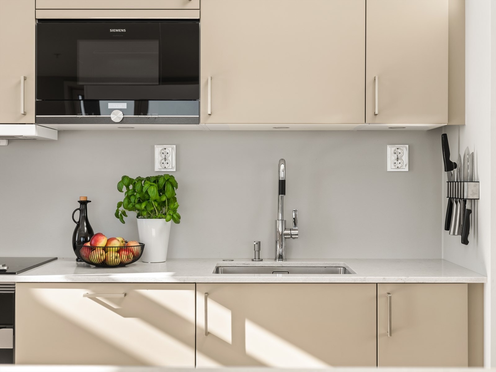 Benkeplate i komposittstein og integrerte hvitevarer Galleribilde