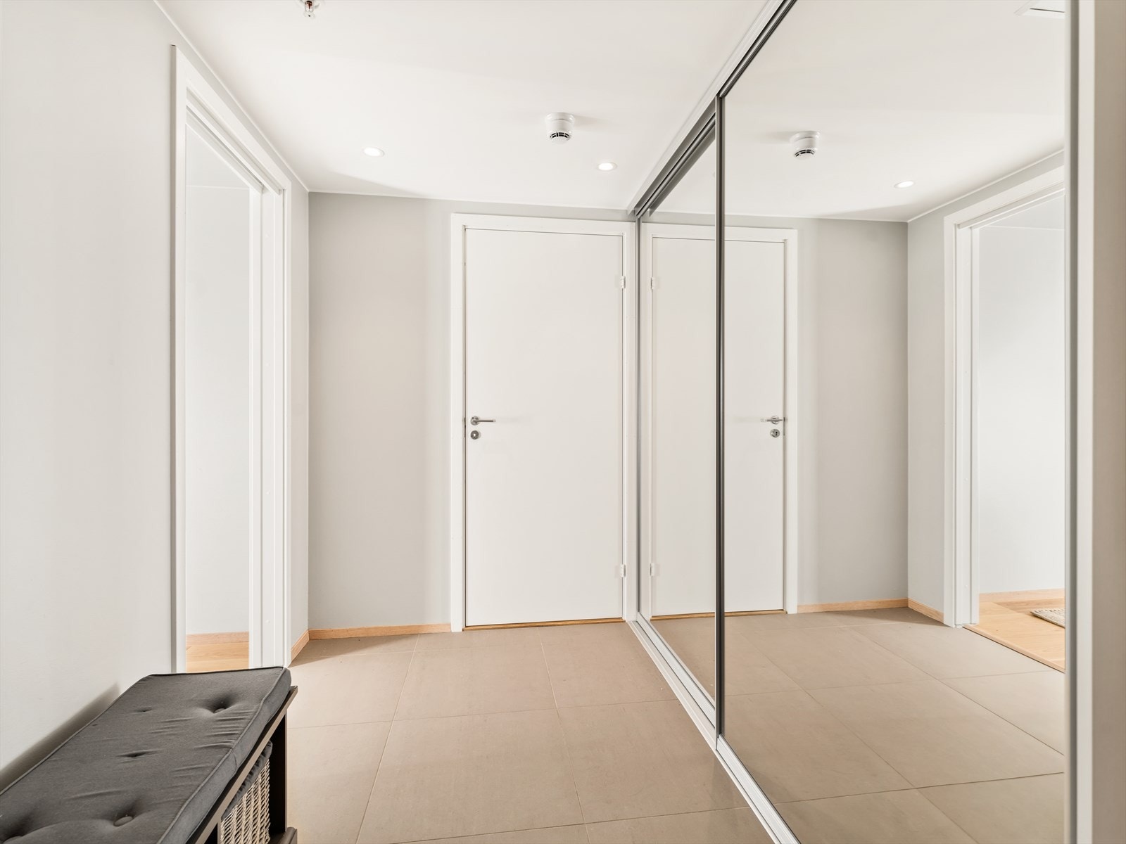 Entré med downlights og skyvedørsgarderobe Galleribilde