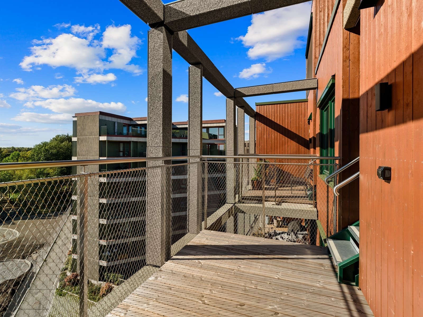 En av leiligheten tre balkonger (denne er fra kjøkken med trapp direkte til takterrassen) Galleribilde