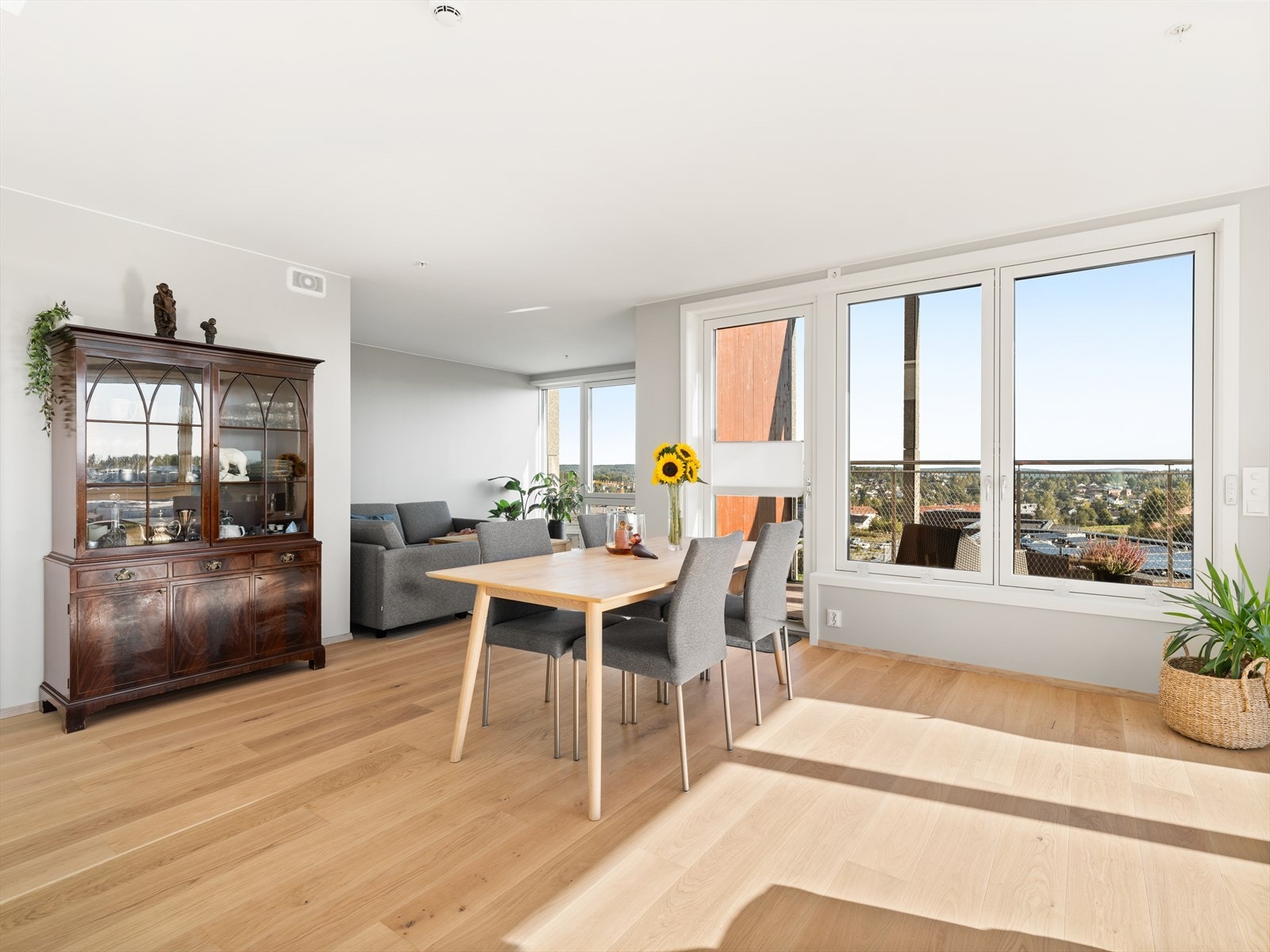 Stue med lys og balkonger i to himmelretninger Galleribilde