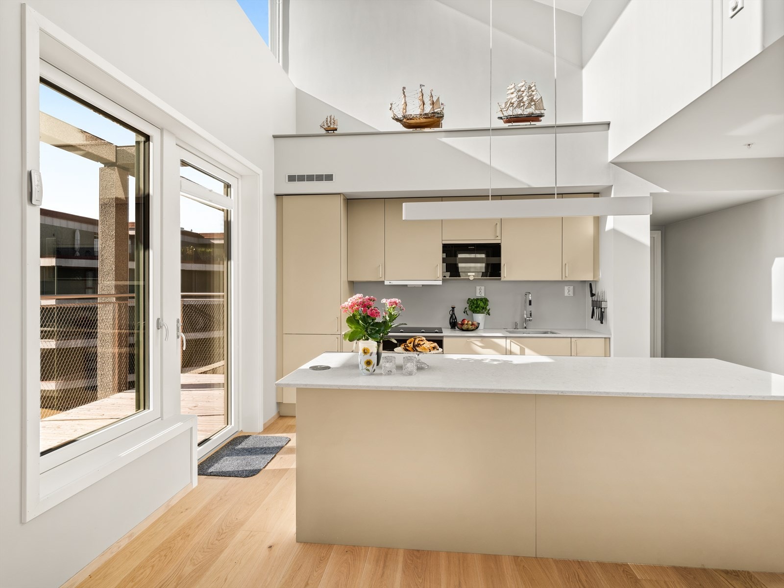 Kjøkken av høy kvalitet med stor takhøyde og overlys Galleribilde