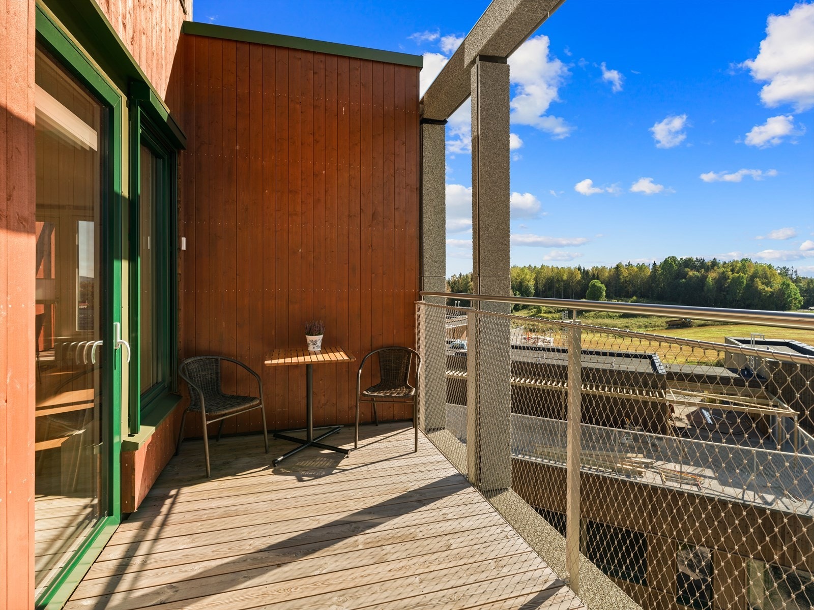 En av leiligheten tre balkonger (denne er fra kjøkken) Galleribilde