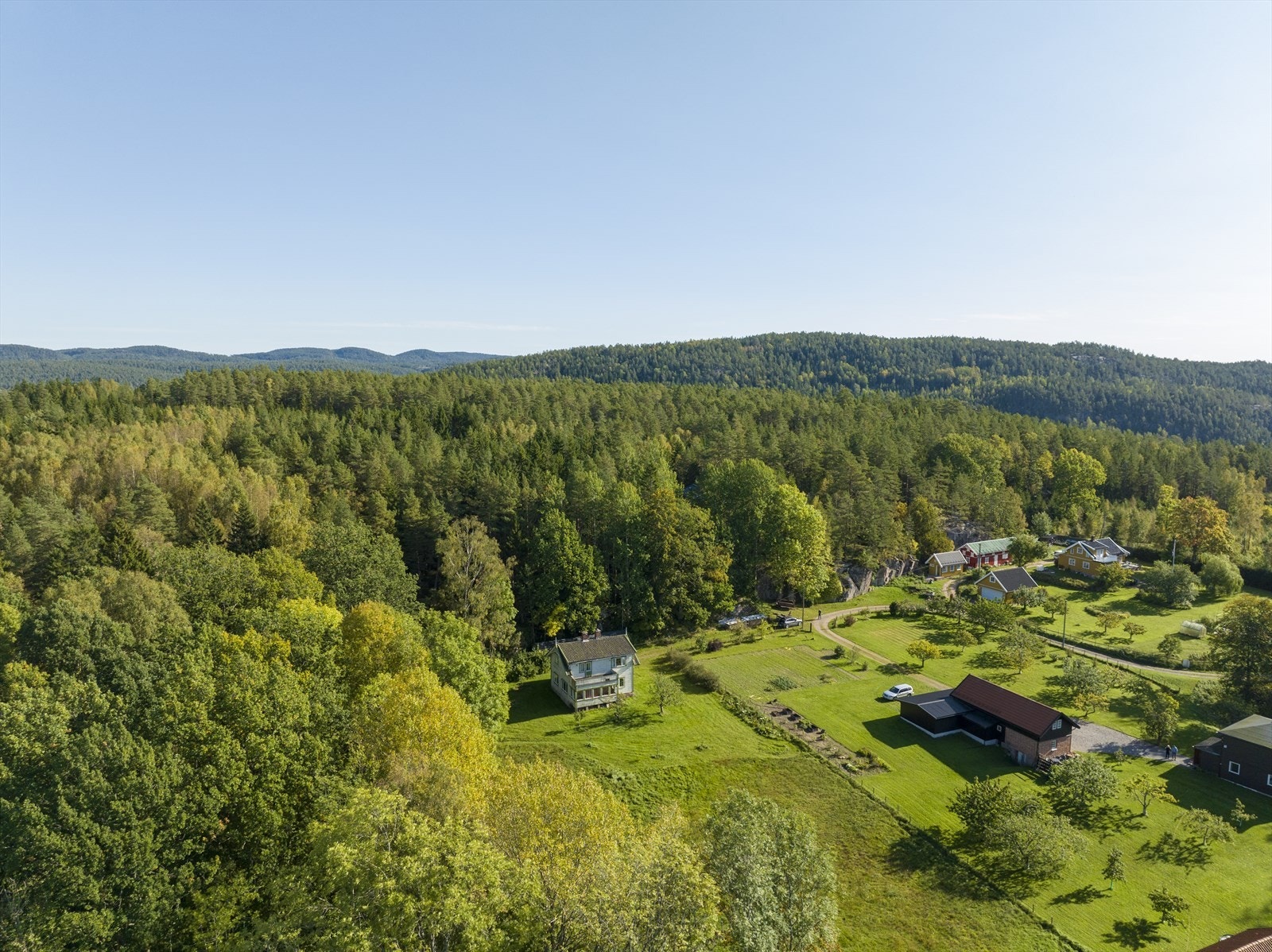 Holmsbu Hotel & Spa er knappe 1,5 km fra eiendommen, og er et populært feriested for avslapping og hygge. Galleribilde