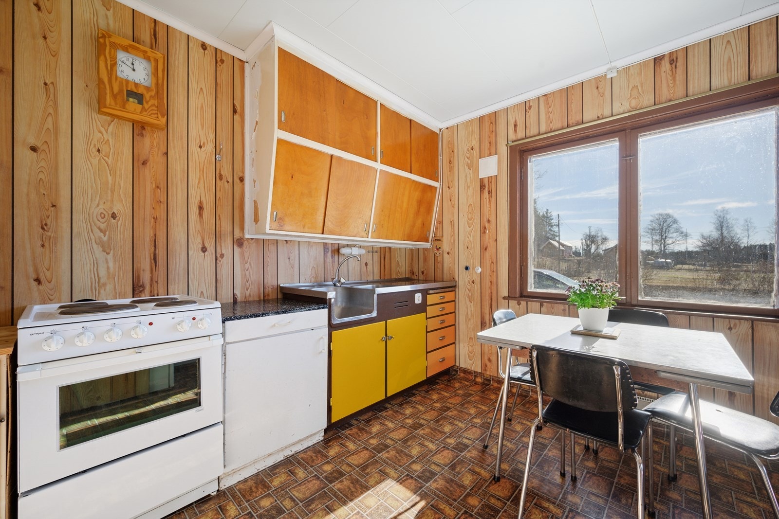 Kjøkkenet er gammelt og trenger å skiftes ut. Galleribilde