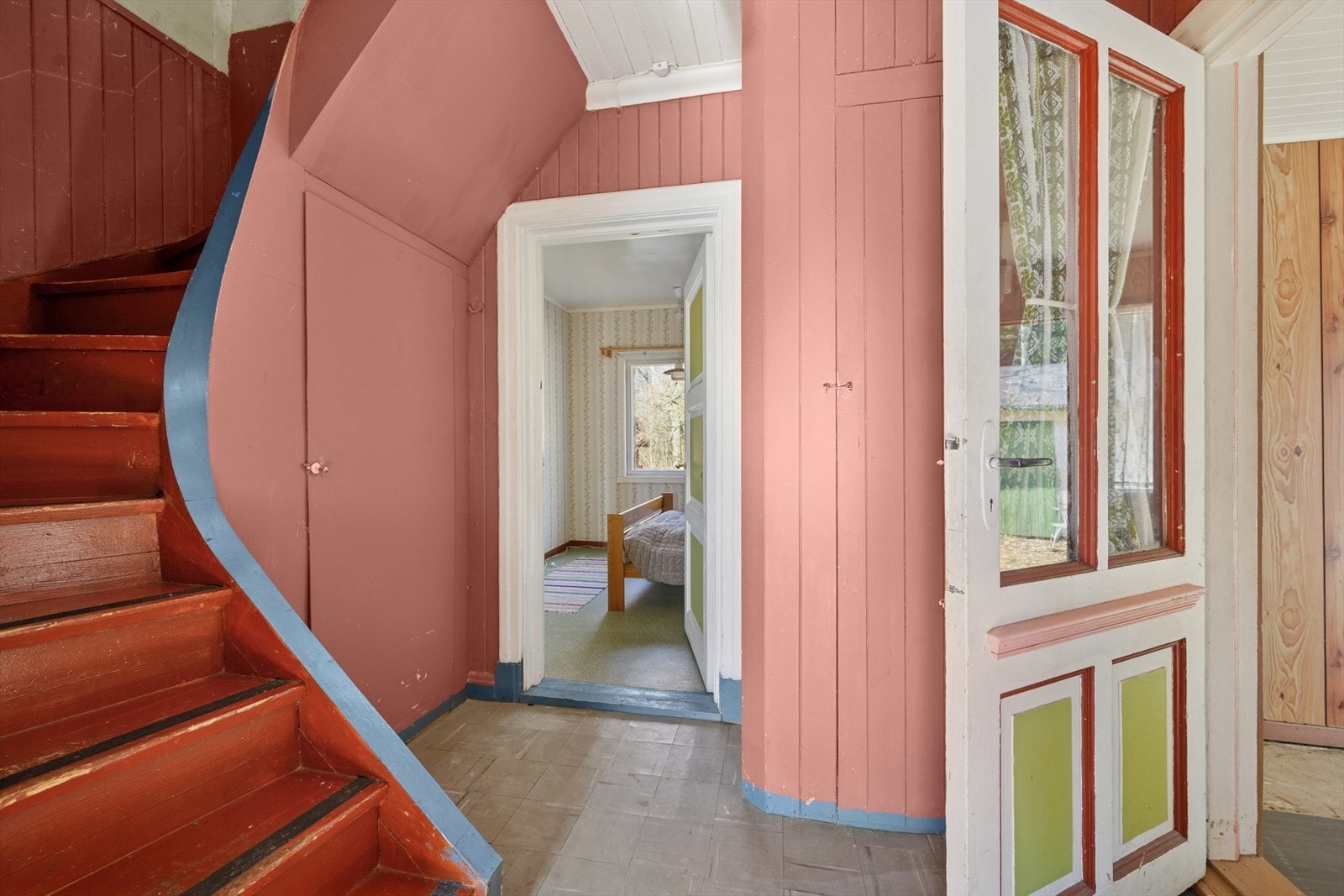 Trapp opp til en innholdsrik 2. etasje. Galleribilde