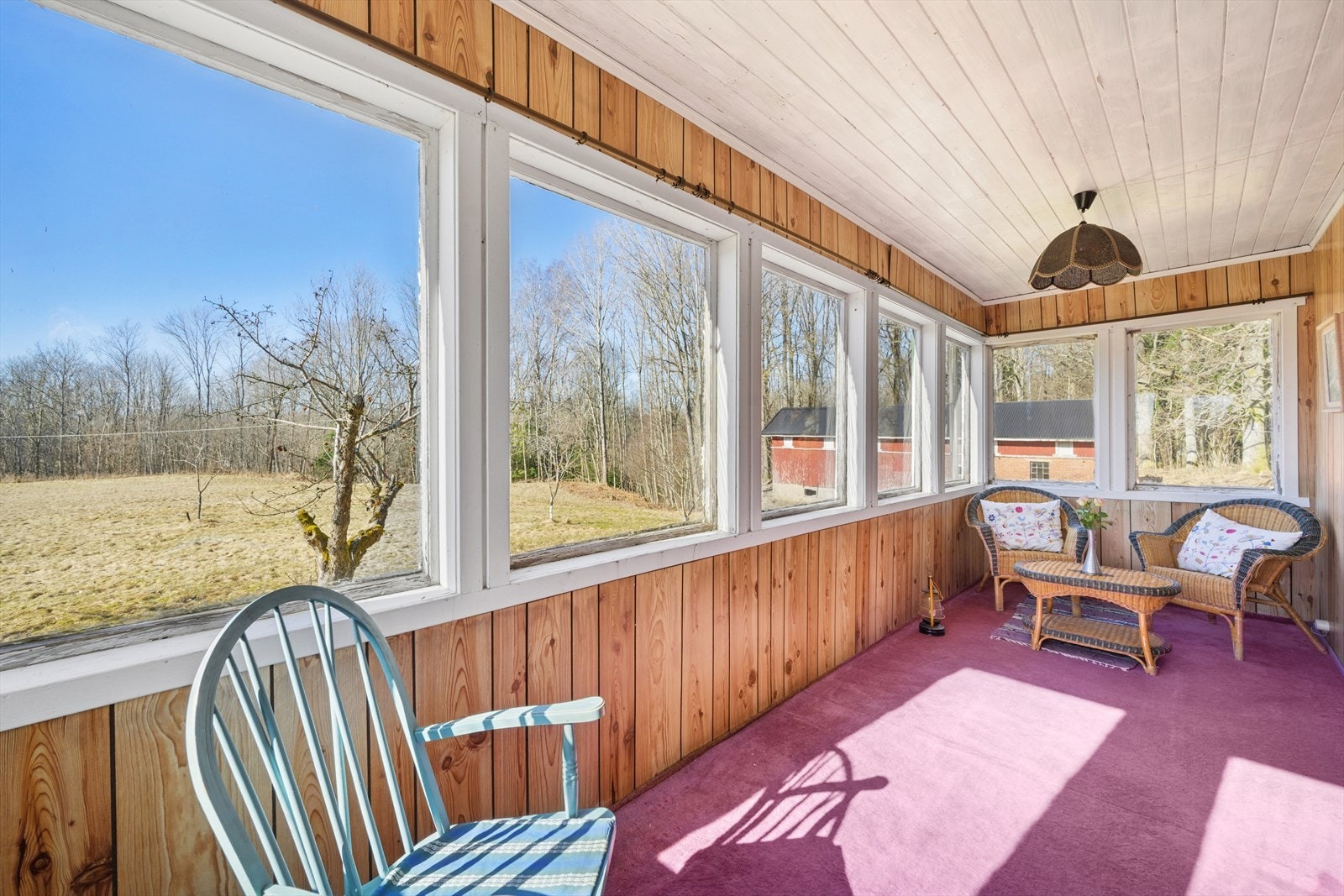 Store vindusflater som gir godt med lys. Galleribilde