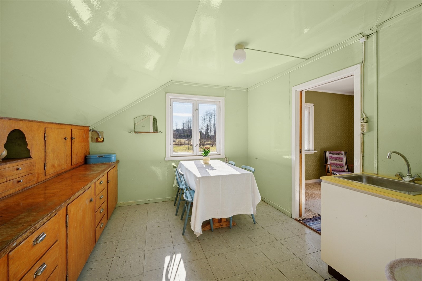 Kjøkkenet er ikke et fullverdig kjøkken, men har 2 vasker hvorav en utslagsvask fra før 1950-tallet. Galleribilde