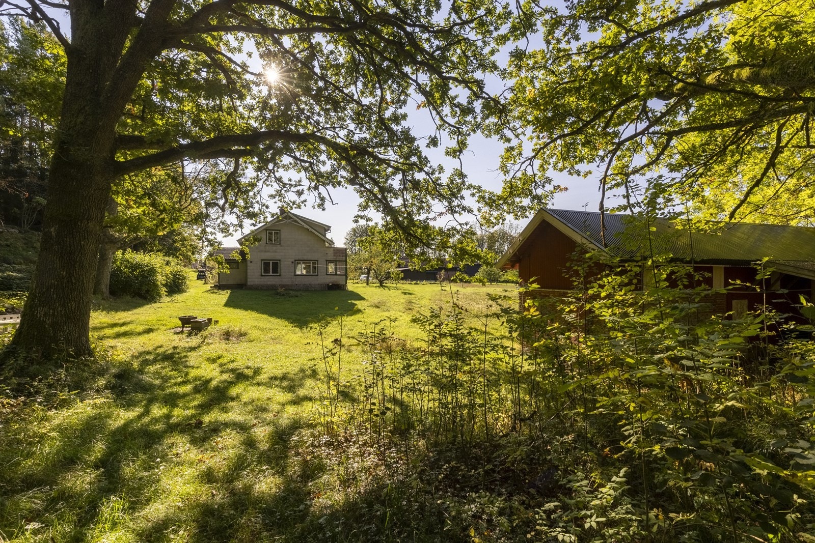 Eiendommen ligger godt tilbaketrukket i et skjermet område med mye natur og skog. Galleribilde