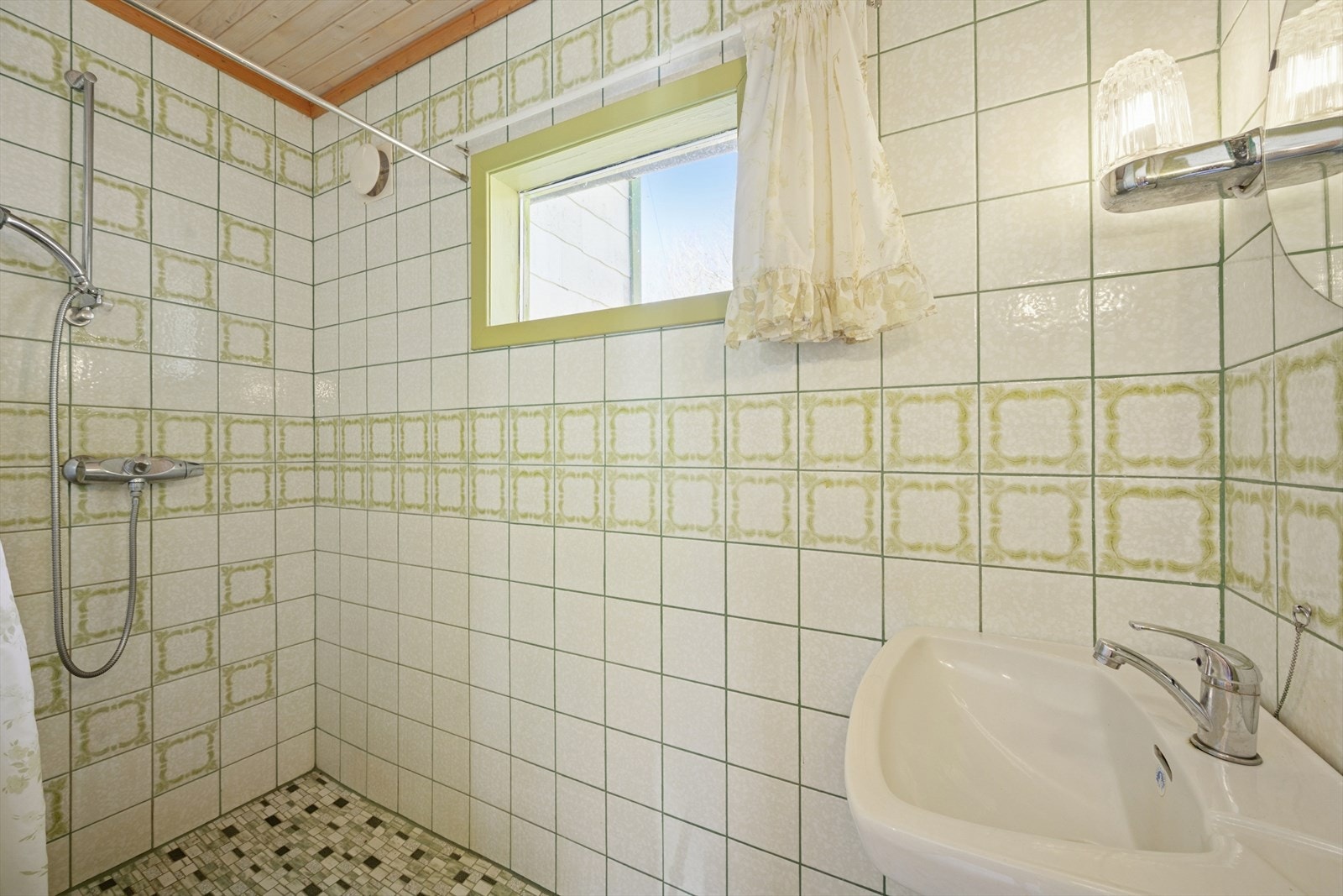 Bad - Fliser på gulv og vegger. Panel i himling. Galleribilde