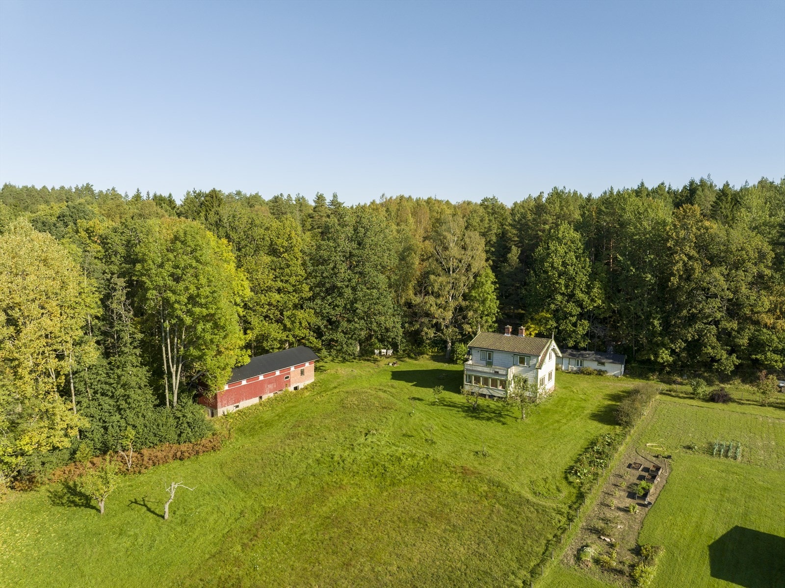 Rolig og attraktiv beliggenhet, her bor du landlig men allikevel sentralt - Det er 3 bygninger på tomten; Bolig, garasje og låve. Galleribilde