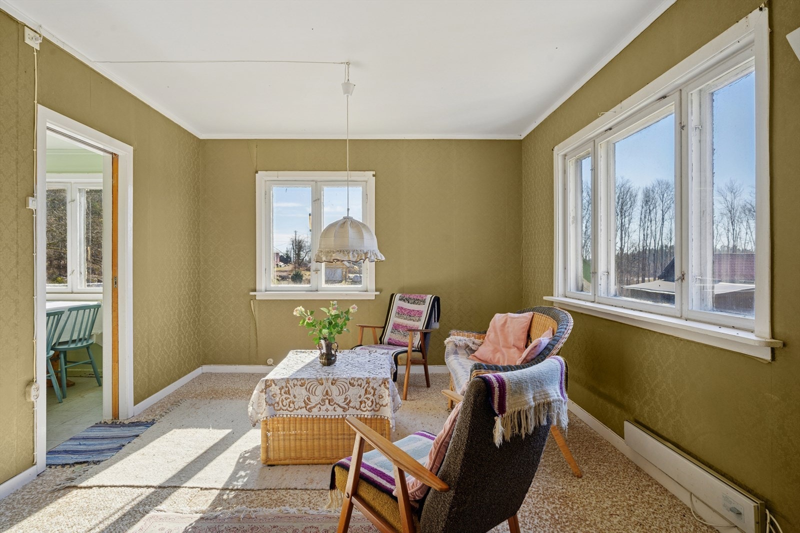 Stue - Teppe på gulv, tapet på vegger og malt himling. Galleribilde