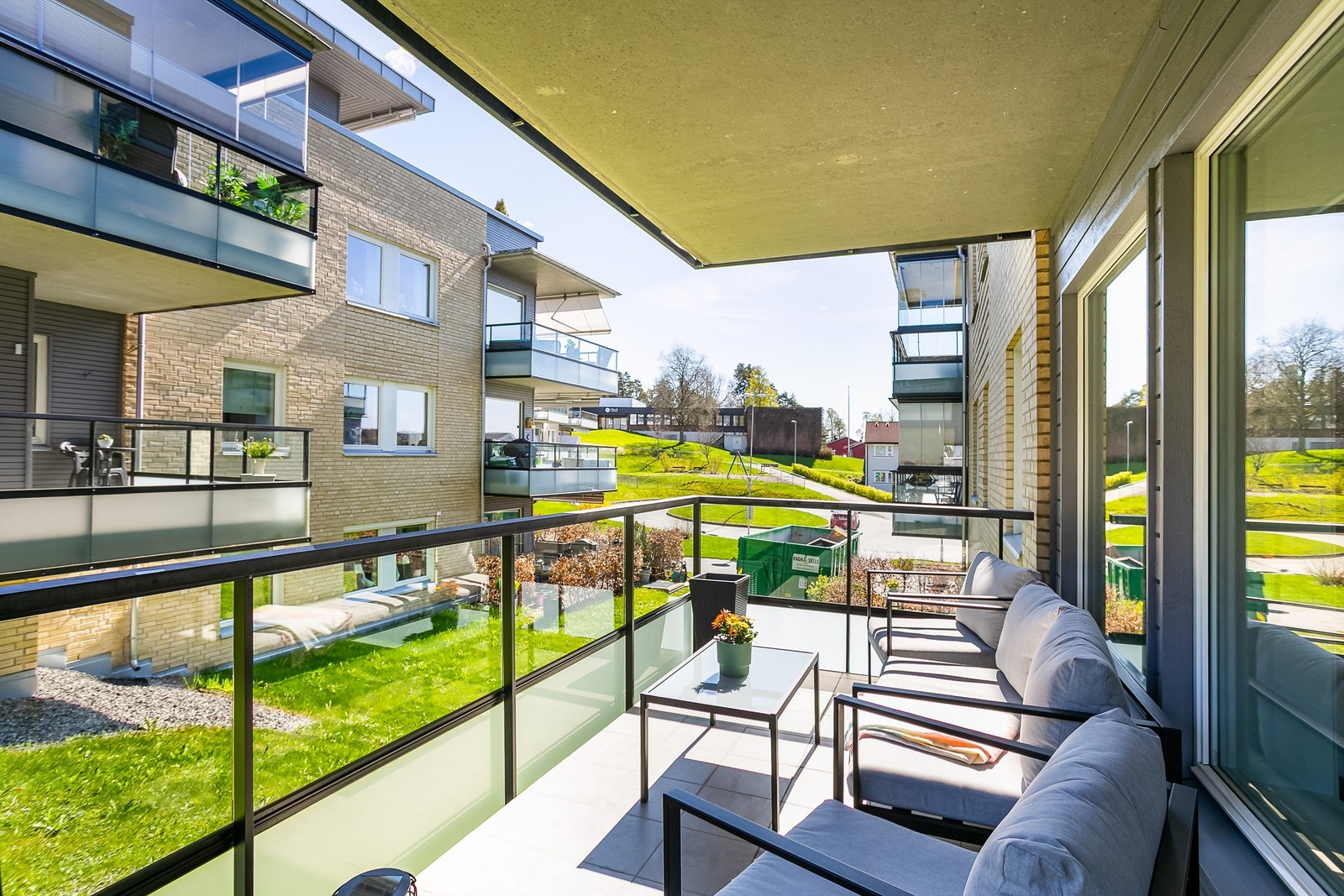 Fra stuen er det utgang til romslig overbygd balkong med god plass til sittegruppe, planter og grill. Galleribilde