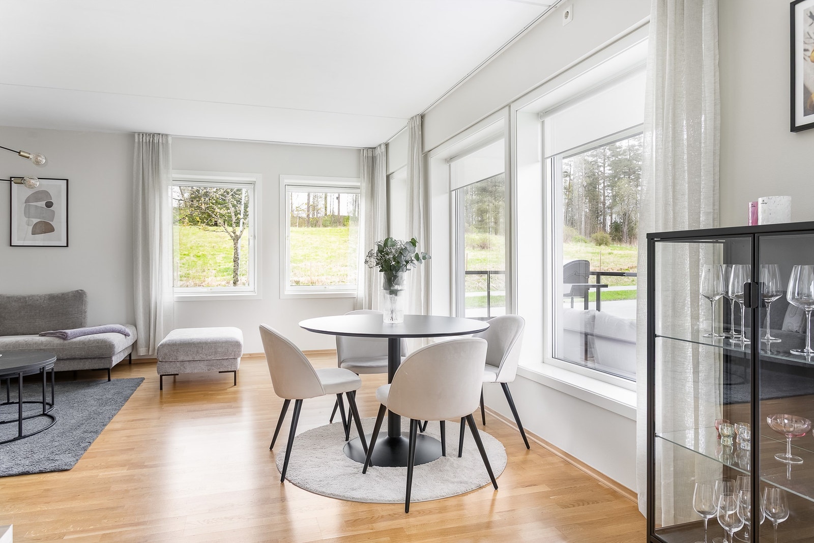 Utsyn til et stort, ubebygget grøntareal er en kvalitet få nyere leiligheter i Vestby kan vise til. Galleribilde