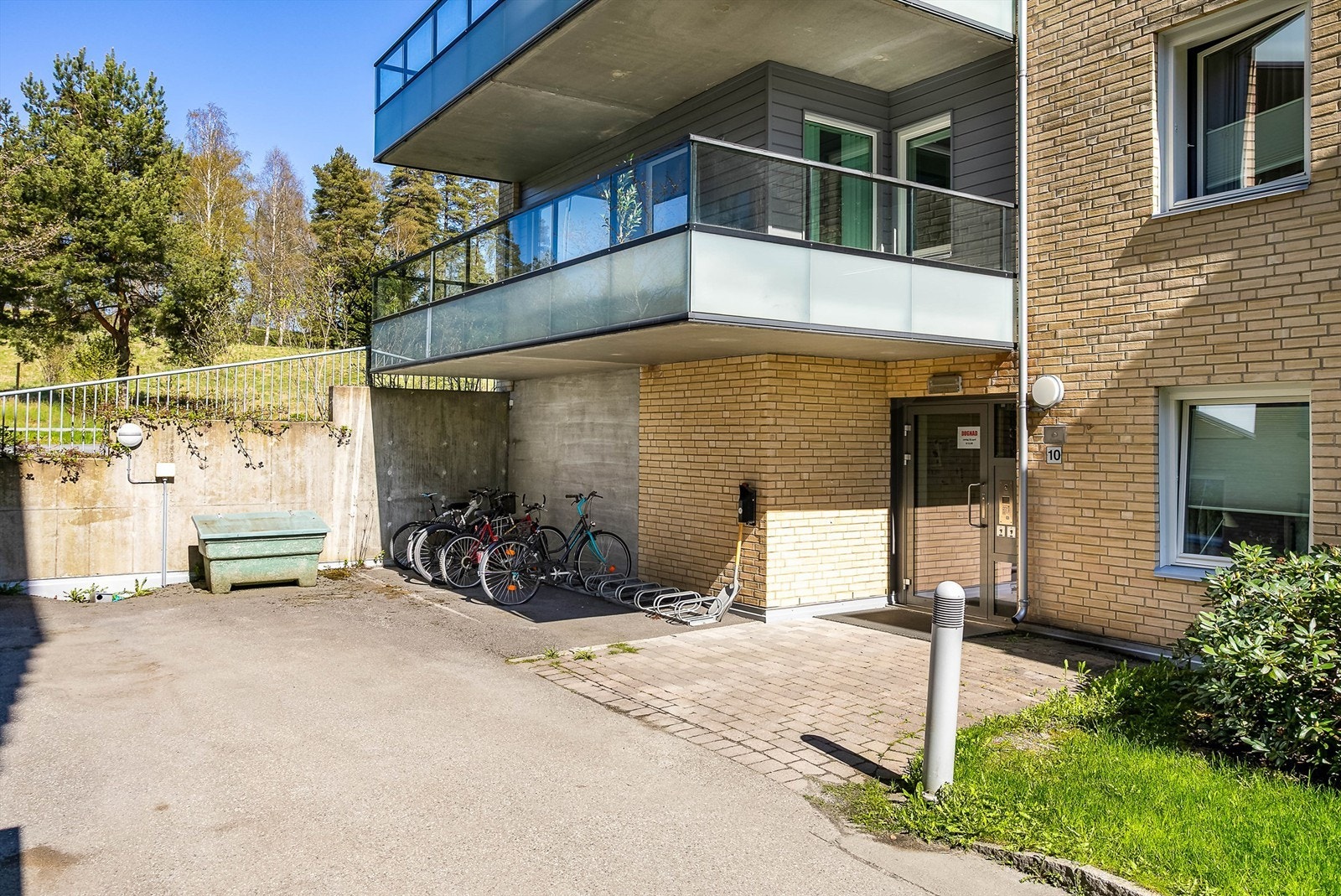Velkommen til Nordbyhagen 10. Det er et hyggelig inngangsparti med dørcalling. Nordbyhagen er et populært, veletablert og godt driftet borettslag med hyggelig bomiljø og godt naboskap. Galleribilde