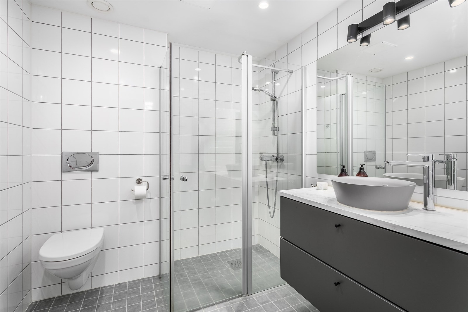Badet byr på flere prisverdige kvaliteter, deriblant et utpreget stort dusjhjørne. Galleribilde
