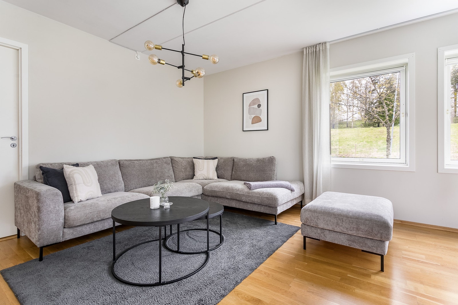Stuen er av generøs størrelse og kan enkelt møbleres med både spisebord og sofakrok. Galleribilde