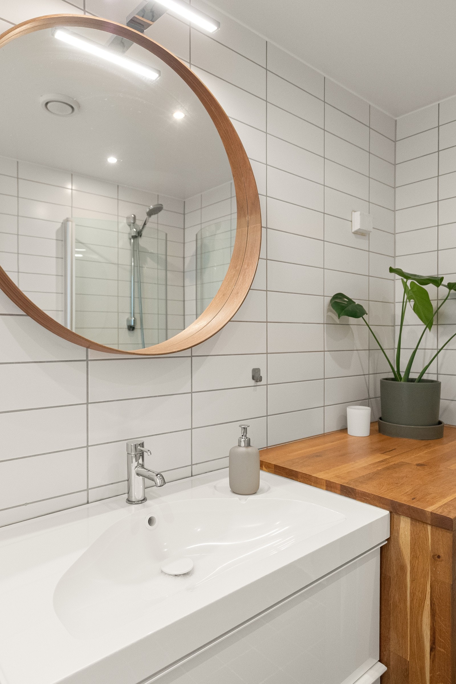 Det er laget en praktisk og dekorativ benk i heltre eik over vaskemaskinen. Galleribilde