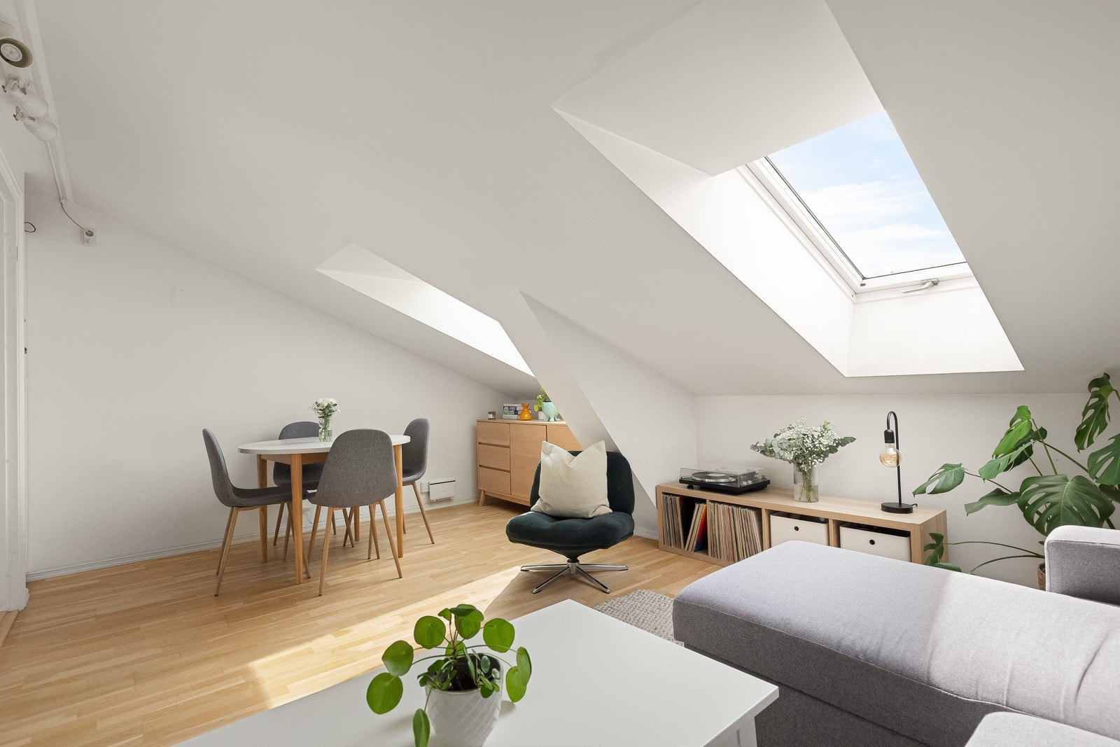 Her bor man høyt og luftig i byggets 4. etasje med en gjennomgående planløsning. Galleribilde