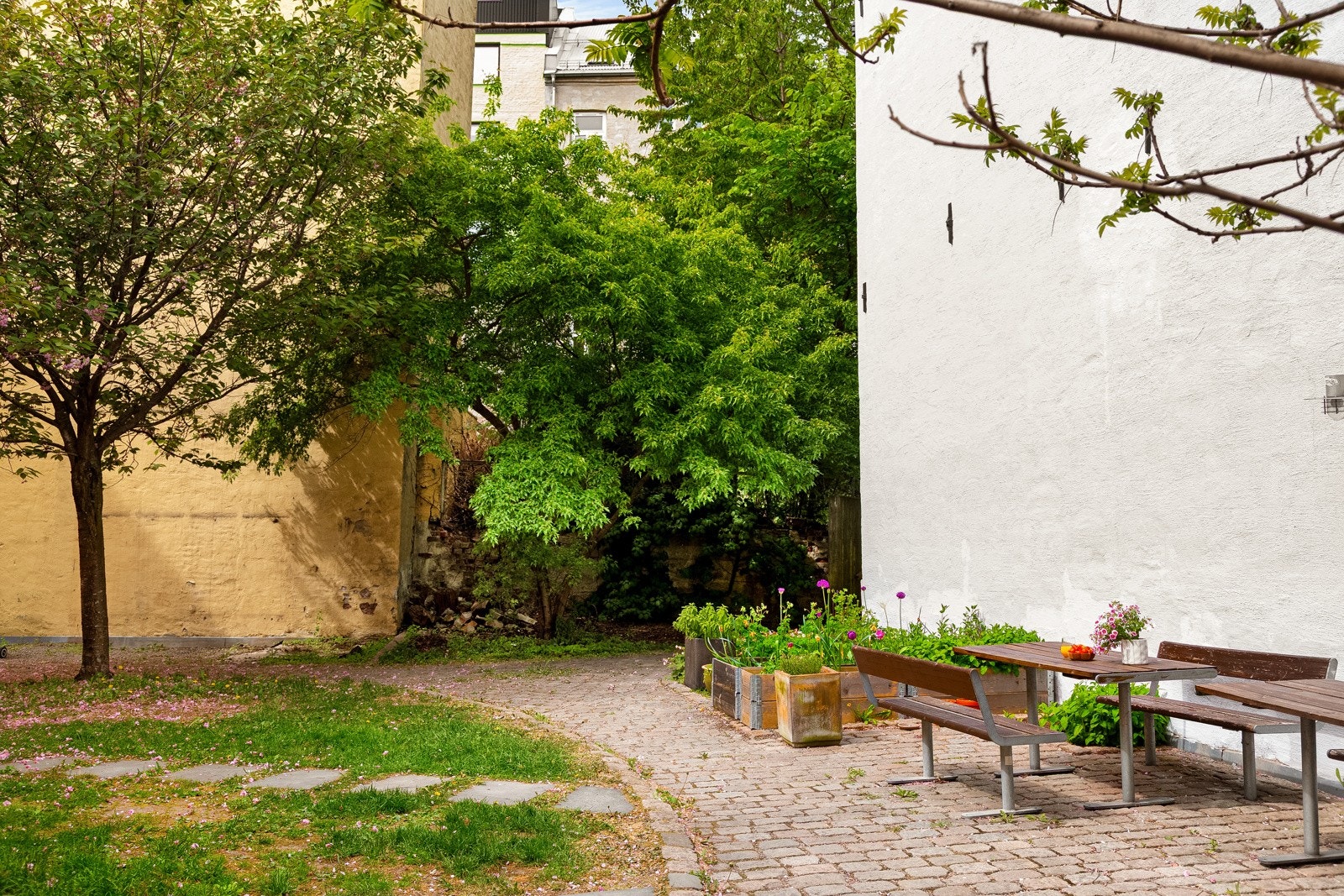 Det er flotte sitteplasser hvor man kan slappe av med venner, familien eller eget selskap. Galleribilde