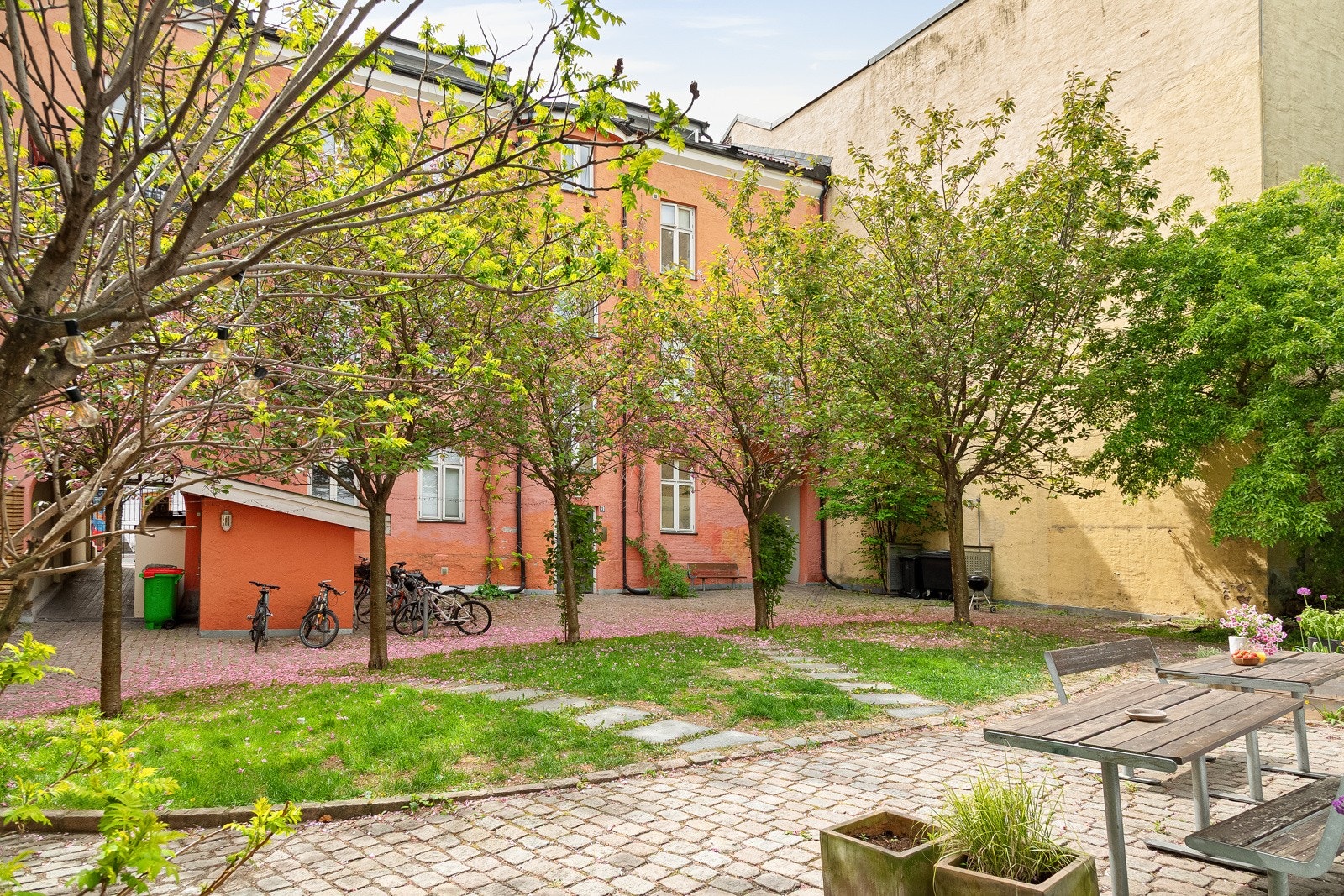 Pent opparbeidet med flott brostein og steinbelagte stier. Galleribilde