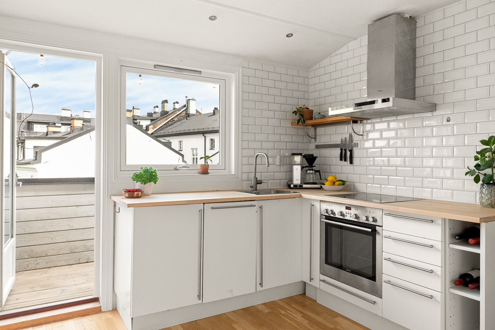 Innredningen har integrerte hvitevarer som platetopp, stekeovn og oppvaskmaskin (smal modell). Galleribilde