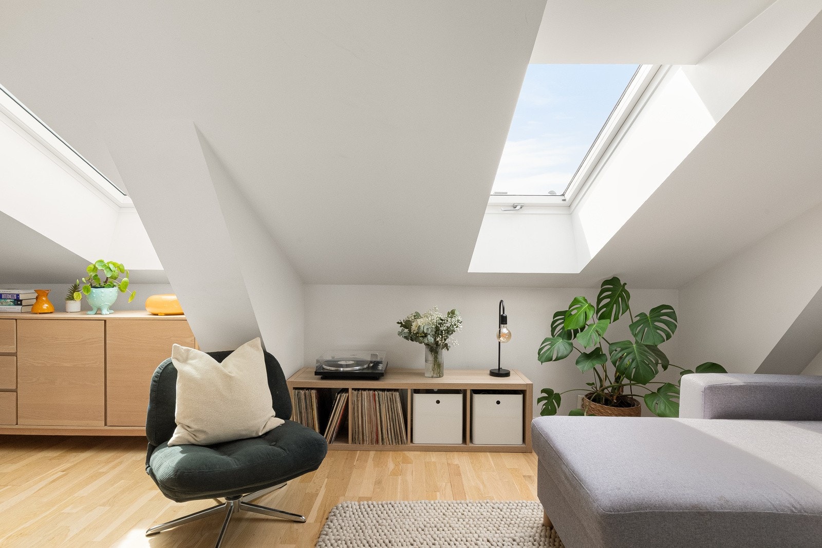 Leiligheten er utsmykket med store takvinduer i flere himmelretninger og takterrasse. Galleribilde