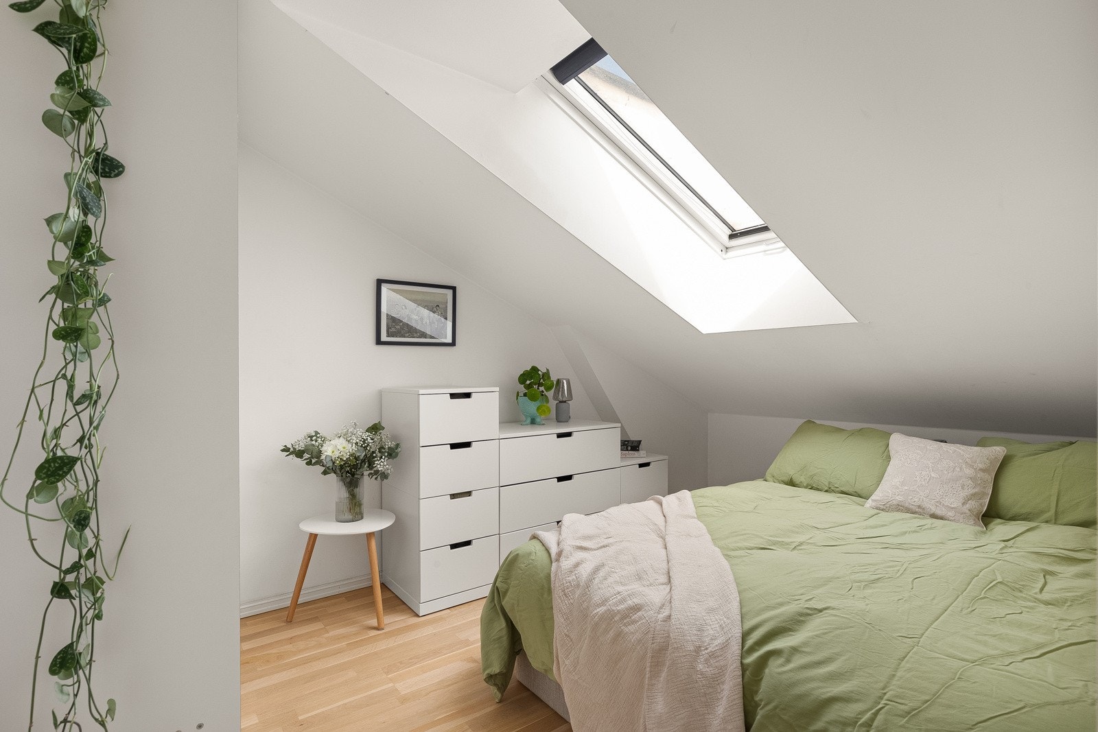 Pent hovedsoverom med plass til dobbeltseng, nattbord og garderobeløsning. Galleribilde