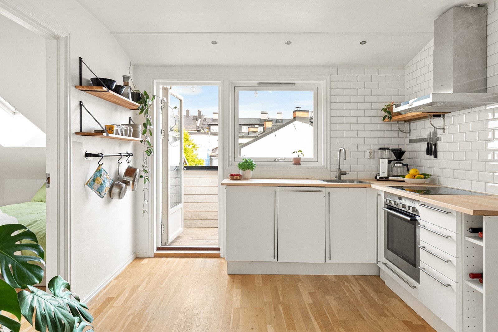 Lys og tidløs kjøkkeninnredning fra 2007 med oppbevaring i underskap. Galleribilde