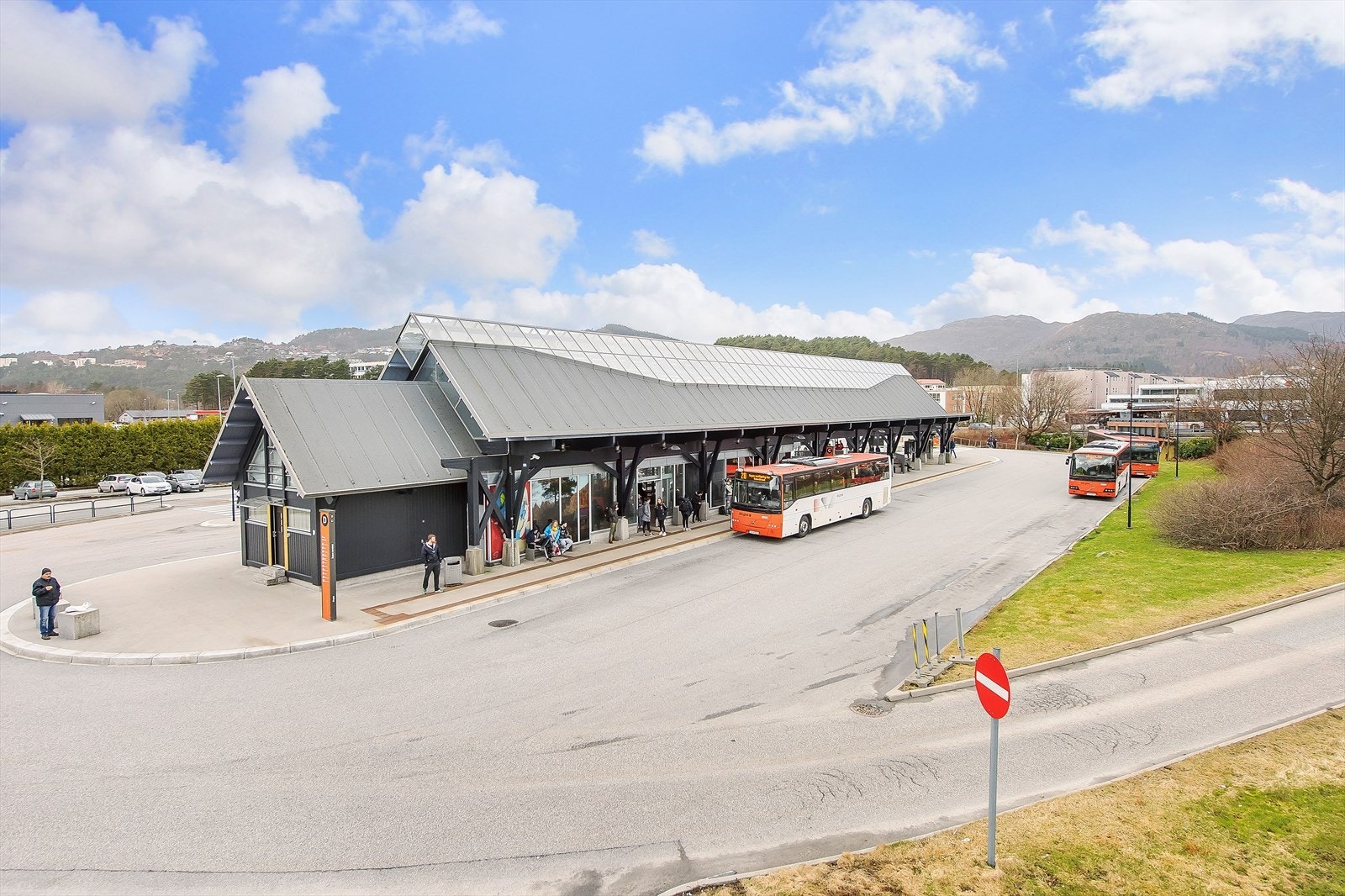 Fra leiligheten går det buss like utenfor boligen som korresponderer til Åsane Terminal. Galleribilde