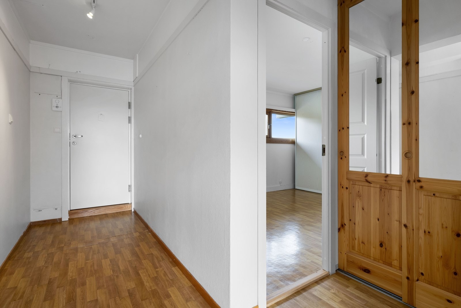 Velkommen inn! Entréen har skyvedørsgarderobe med god plass til ytterbekledning. Galleribilde