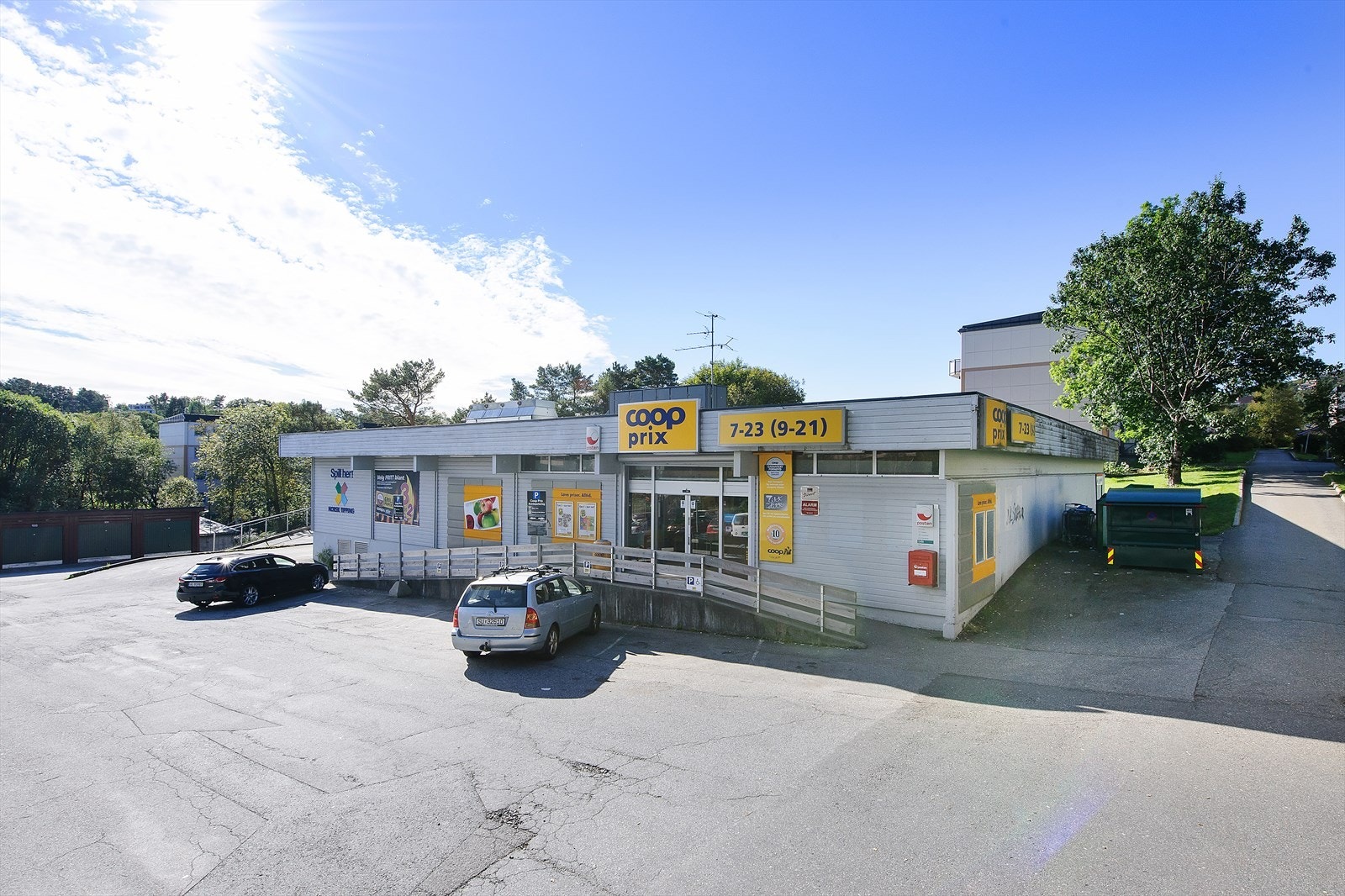 Nærbutikken Coop Prix, tannlege og fotograf ligger like ved boligen. Kiwi butikken finner man bare 8 minutters gange fra leiligheten. Galleribilde