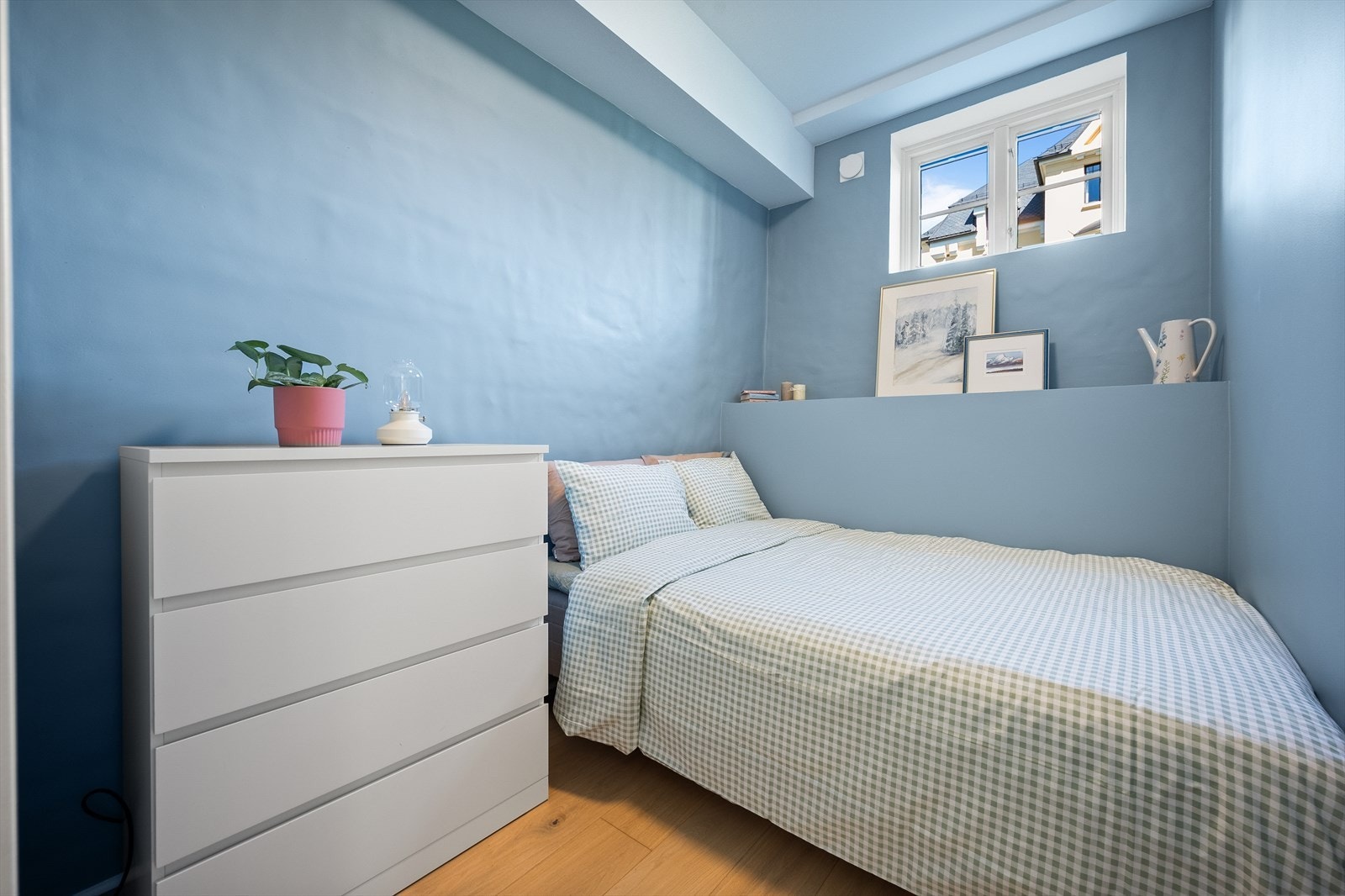 Lunt soverom med usjenert beliggenhet mot rolig bakgård. Galleribilde