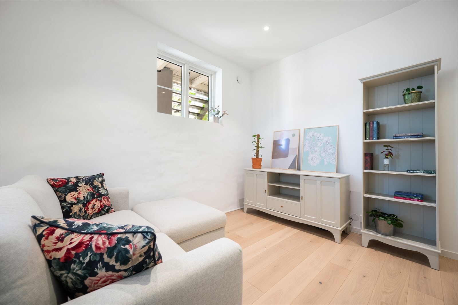 Gode vindusflater som slipper til godt med naturlig lys. I tillegg til en generøs himlingshøyde på ca. 2,87m. Galleribilde