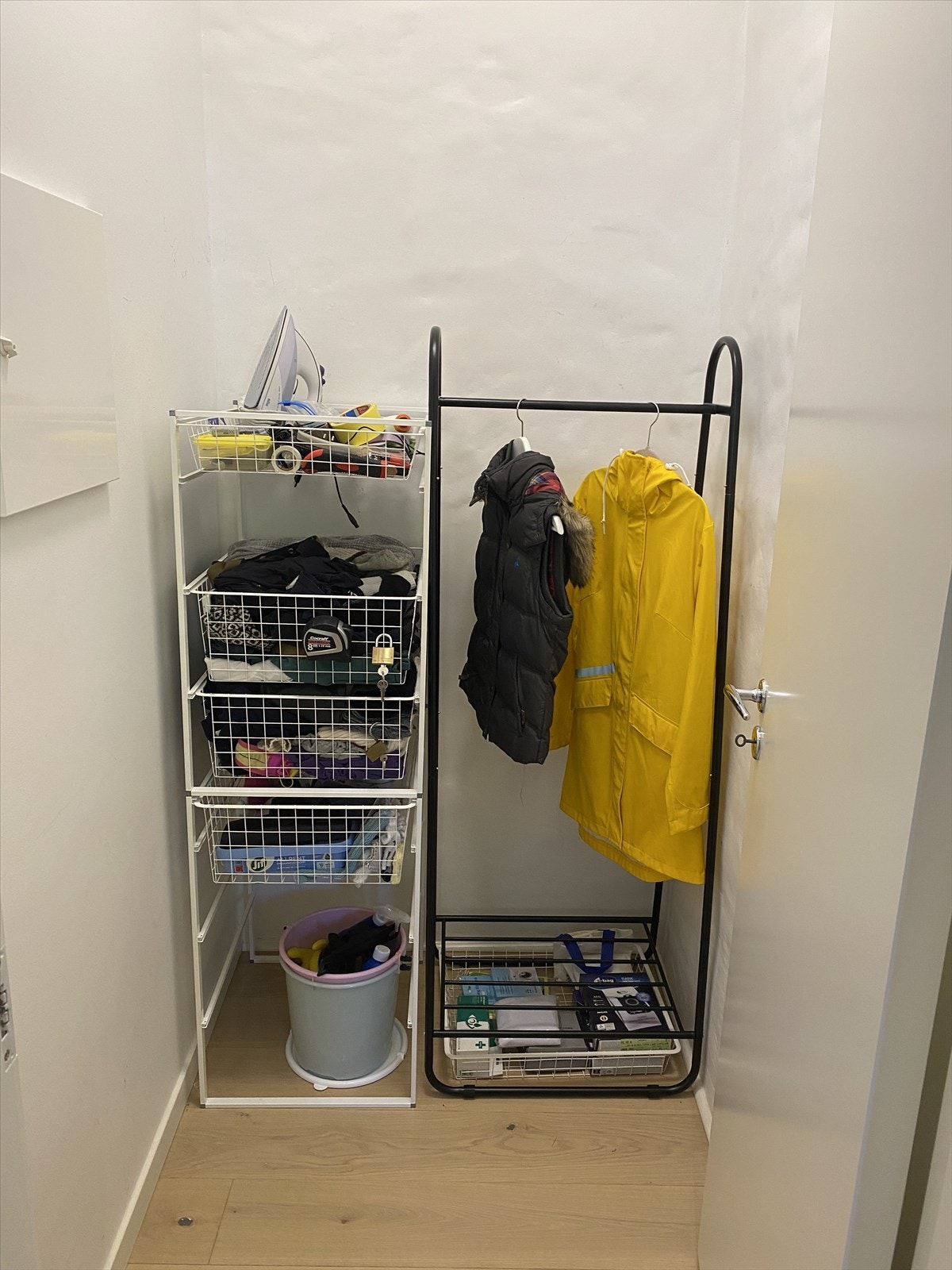 Praktisk, innvendig bod med gode lagringsmuligheter. Ligger i fin tilknytning til gangen. Galleribilde