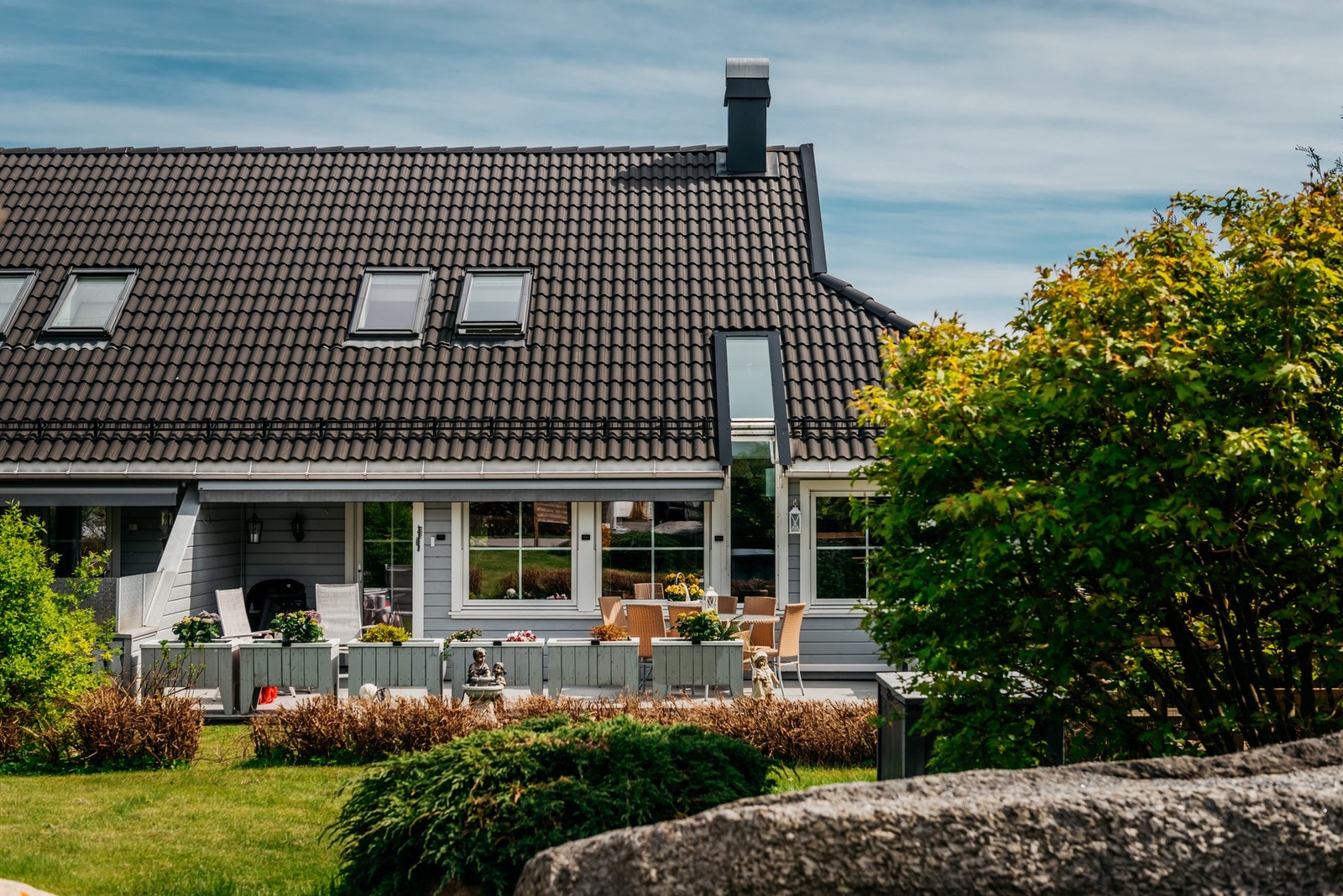 Dette er en tiltalende halvpart av tomannsbolig, med lune og solrike uteplasser Galleribilde