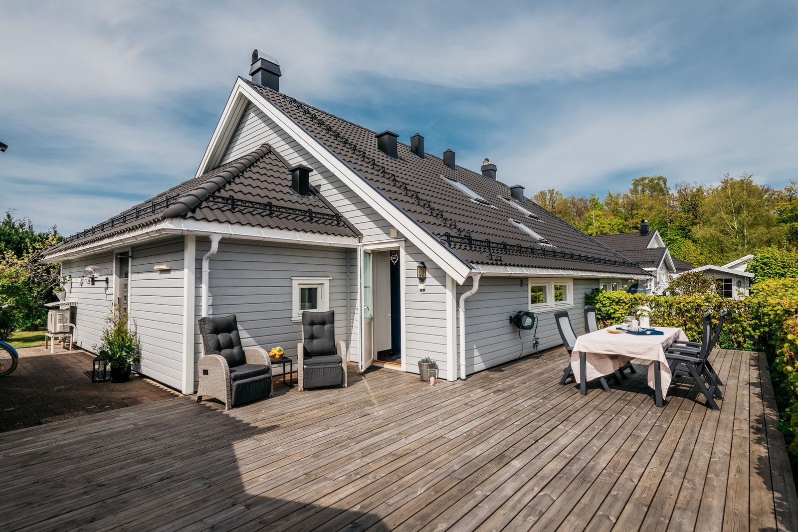 På baksiden av huset, med utgang fra vaskerommet, har du stort terrasseområde med plass til både basseng og spiseplass Galleribilde