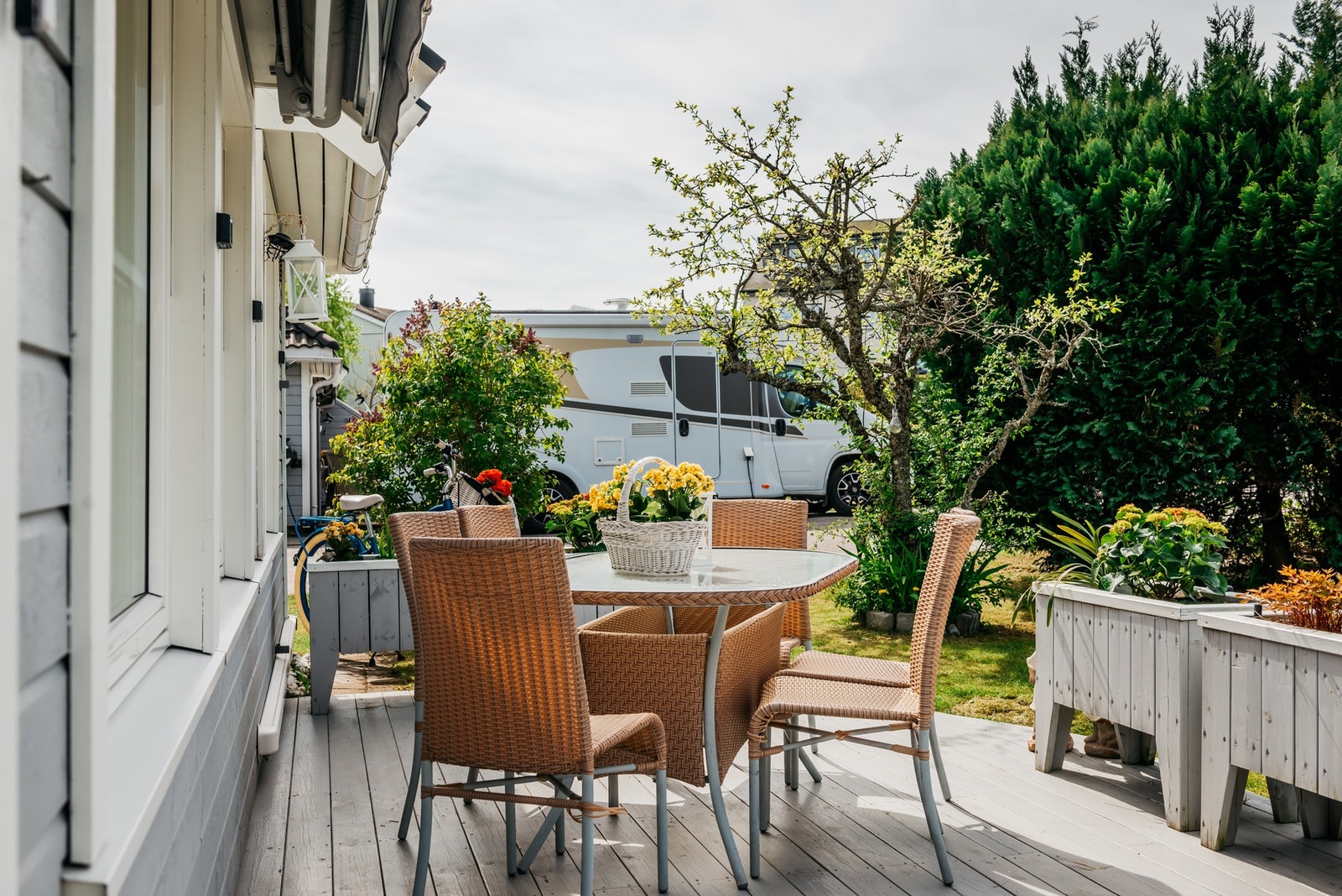 Fra stuen har du utgang til terrasse som tar deg videre ned til hagen Galleribilde
