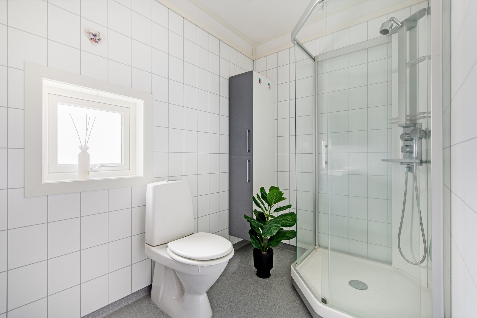 På badet har du baderomsplater på veggene og varmekabler på gulvet. Det er separat toalett i 2.etasje og vaskerom ved kjøkkenet Galleribilde
