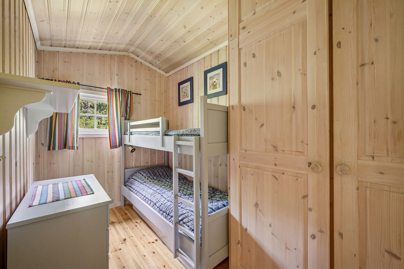 Hvert rom har plass til seng og tilhørende møblement, og kan enkelt tilpasses ulike behov - enten det er som barnerom, gjesterom eller ekstra oppbevaringsplass. Galleribilde