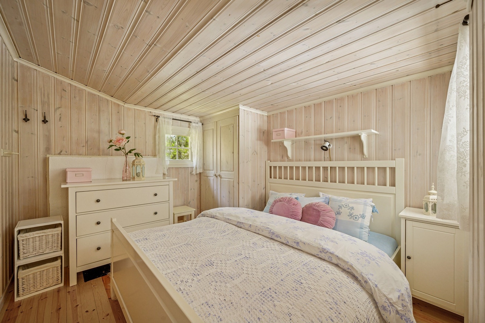 Hytta har fire gode og innbydende soverom, som gir godt med plass til både familie og gjester. Galleribilde